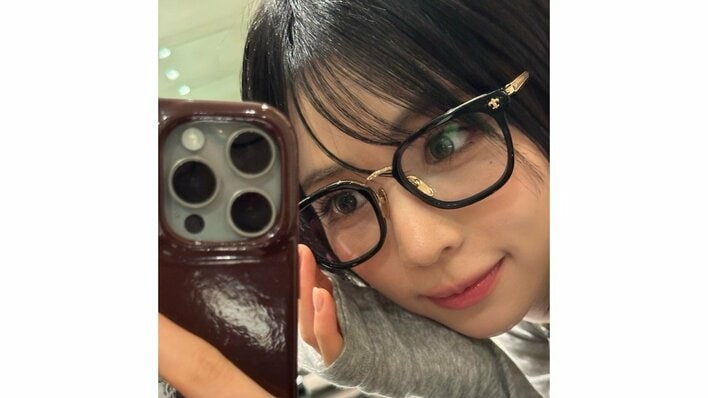 「大優勝すぎ」NiziU・MAYA おなかチラ見せの私服ショット公開！美肩際立つニットコーデも披露し「全てがおしゃれで憧れる」と反響