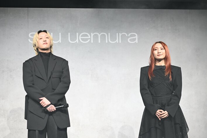 【写真】オールブラック姿で登場したYOASOBIの2人を見る