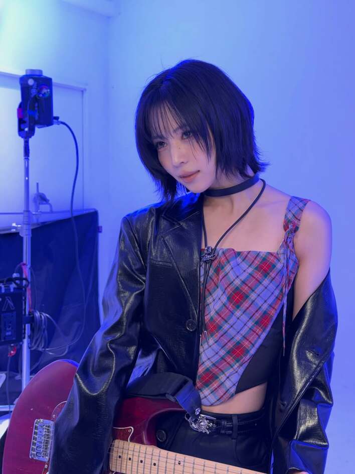 NiziU・MAYA 美脚見せミニスカ×タイツのロックスタイル披露！ギター