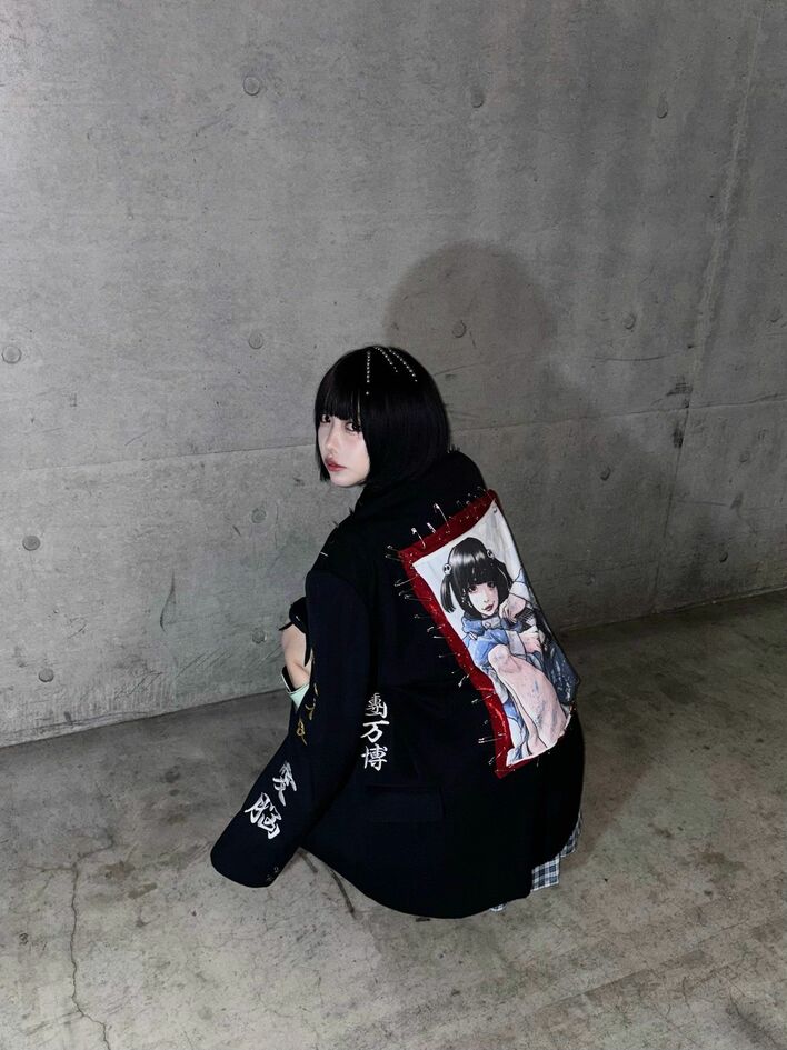 愛脳」と書いて“あの”！？あのちゃんトゲトゲ学ラン×ミニスカロング