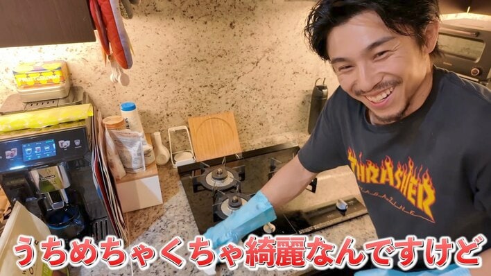 奥様さすが」中尾明慶 自宅の広々リビングを雑巾がけ！大きな鏡付いた