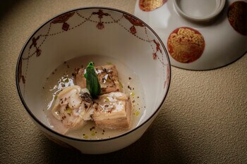 【星のや京都】蓬とエスカルゴ、真珠貝とピータン。独創的な発想で仕立てる日本料理「真味自在」春メニュー提供開始