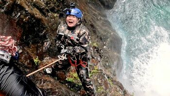 落差80mの滝をロープ1本で…やす子「もうちょっとやさしいロケあったでしょ」