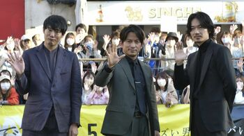 岡田准一＆綾野剛 大阪・道頓堀で4000人を魅了「ひらパー兄さんの自信作ができました！」