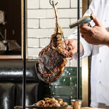 日本初上陸。伝説のステーキハウス「Smith & Wollensky」 2026年3月27日（金）、ついに予約受付を開始。