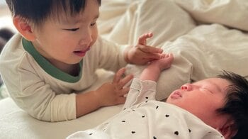 「お兄ちゃんの愛の力？」泣き止まない生後2カ月の弟へ2歳のお兄ちゃんがとった優しい行動に感動！【激かわキッズ奇跡の瞬間】
