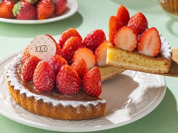 【毎月5・6・7の付く日は“FLOの日”】旬の苺を“まるごと”乗せた贅沢タルトが1,490円（税込）！FLOのなめらかプリンやナッツのタルトレットシリーズなど、人気商品もお得な9日間。