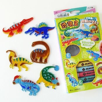 ～塗るだけ簡単！ステンドグラスのようなオーナメントが手軽に作れるキット～クリアカラー絵の具「グラスデコ オーナメントセット」『きょうりゅう2』新発売