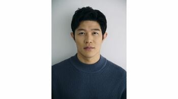 鈴木亮平 爽やかな笑顔で屋根をつまむ姿を披露  自然すぎるトリックショットに「合成に見える」「巨人になってる」などと反響