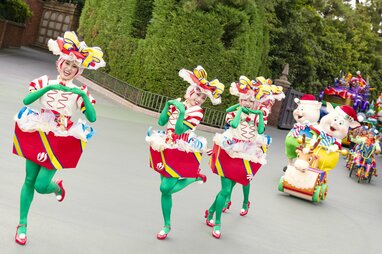 Disney - ディズニー センターピース　パレードシーン まるで雪！？ディズニーランドのクリスマス 新パレードを大公開