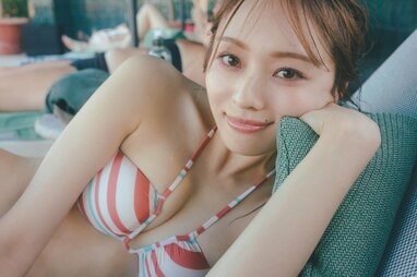 乃木坂46梅澤美波 “ゼロ距離”水着ショット公開！ミラノのプールで