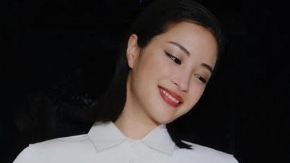 広瀬すず 全身ルイ・ヴィトンのホワイトコーデを披露！「着こなせてスゴイ」「大人やね」片手でボールを持ってクールにキメる姿に称賛の嵐