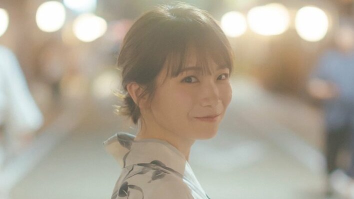 大雪の中の露天風呂でお茶目姿解禁 秋元真夏 乃木坂46卒業後 初のフォトブック『淡淡』 購入者特典ビジュアルも公開