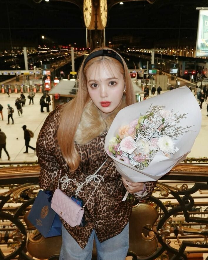 藤田ニコル 豹柄＆金髪ロングでまるでパリジェンヌ！街に溶け込む「お