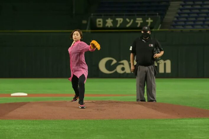 石原さとみ 7大会連続となる始球式に挑戦「“だるそうに”を意識しすぎ