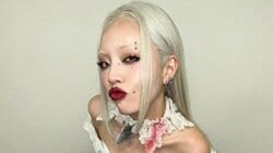 ちゃんみな「ウェディングドレスをアレンジ？」初紅白で披露したカラフルドレス姿でのオフショット公開！オーラあふれるポーズでファンを魅了