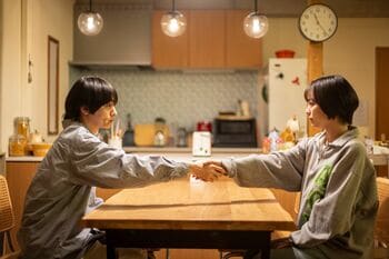 幹太（伊野尾慧）は恨まれて殺された？犯人捜しを始めたなつめ（伊原六花）が何者かに襲われ…『パラレル夫婦』第4話は波乱の展開に！