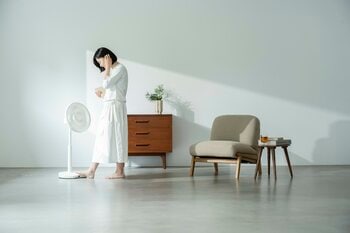 【“ズボラ”ではなくこれが“正解”！】シロカ、足で触れるだけで操作できる扇風機「しゃがみま扇」を発売