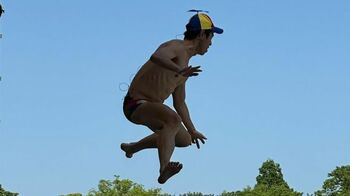 小島よしお　骨折後わずか1ヵ月で驚異のジャンプ力！“両足ジャンプ”を披露も「ビビッて高さは出てない」！？　