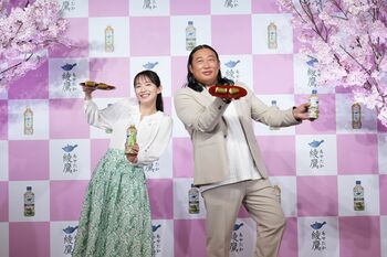 吉岡里帆 降壇拒否の秋山竜次に「行きますよ」と手招き