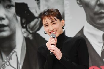 綾瀬はるか 大胆ドレスでランウェイを歩く「慣れない登場で緊張しました」