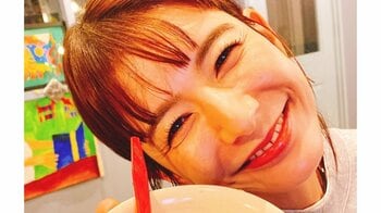 「料理上手」スザンヌ オムレツやおしゃれなサラダなど豪華手料理披露！ホームパーティーでテーブルに並んだ野菜たっぷり色鮮やかなメニューに「賑やかな食卓」