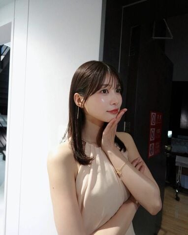 祝23歳！めるる 柔らか衣装の肩出し＆美脚チラ見せショット披露！抜群