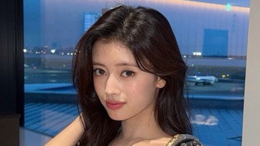 NiziU・RIMA ぱっつん前髪のイメチェンショットを公開！ウエストちらりコーデやわんこに寄り添った姿に「世界一だよ」「もう反則なのよ！」などとファン歓喜