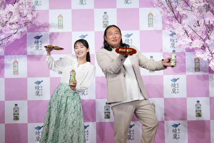 吉岡里帆 降壇拒否の秋山竜次に「行きますよ」と手招き