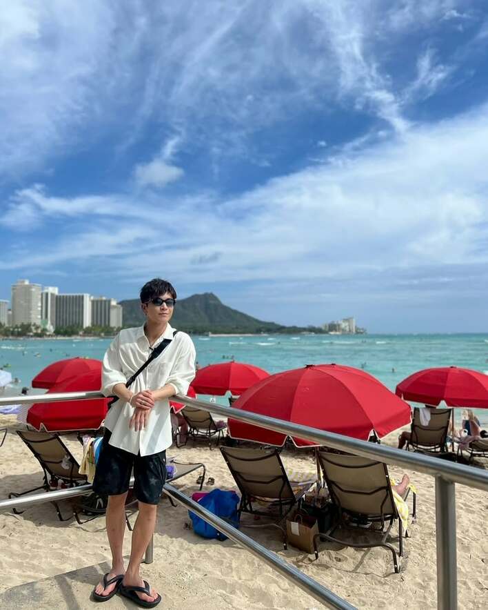 岩田剛典 “リッチ”なハワイ旅を披露！“ルフィが食べてそうな肉”など