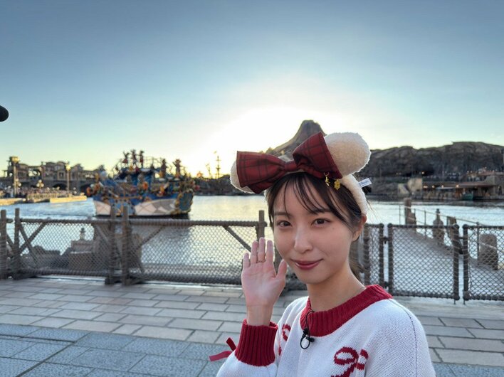 ダッフィーがサンタと一緒にダンス！華やかな船に乗るミッキーたちの姿