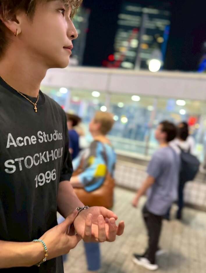 渋谷のど真ん中に！？」岩田剛典 変装なしで夜の渋谷センター街を散策