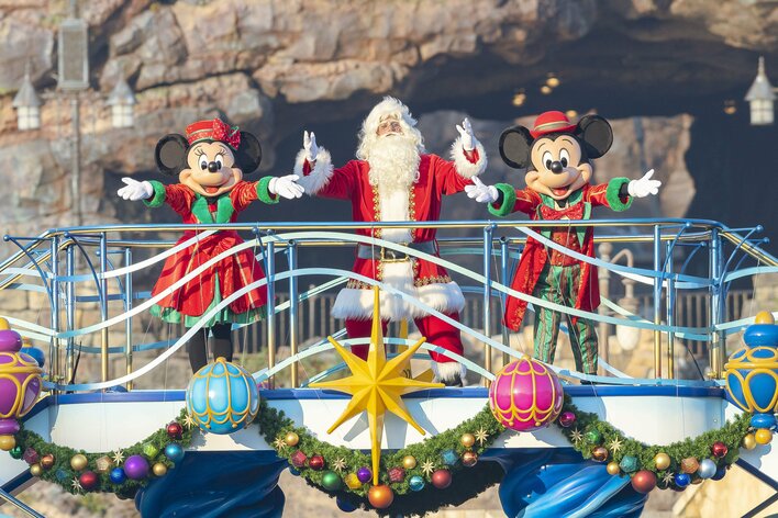 ダッフィーがサンタと一緒にダンス！華やかな船に乗るミッキーたちの姿