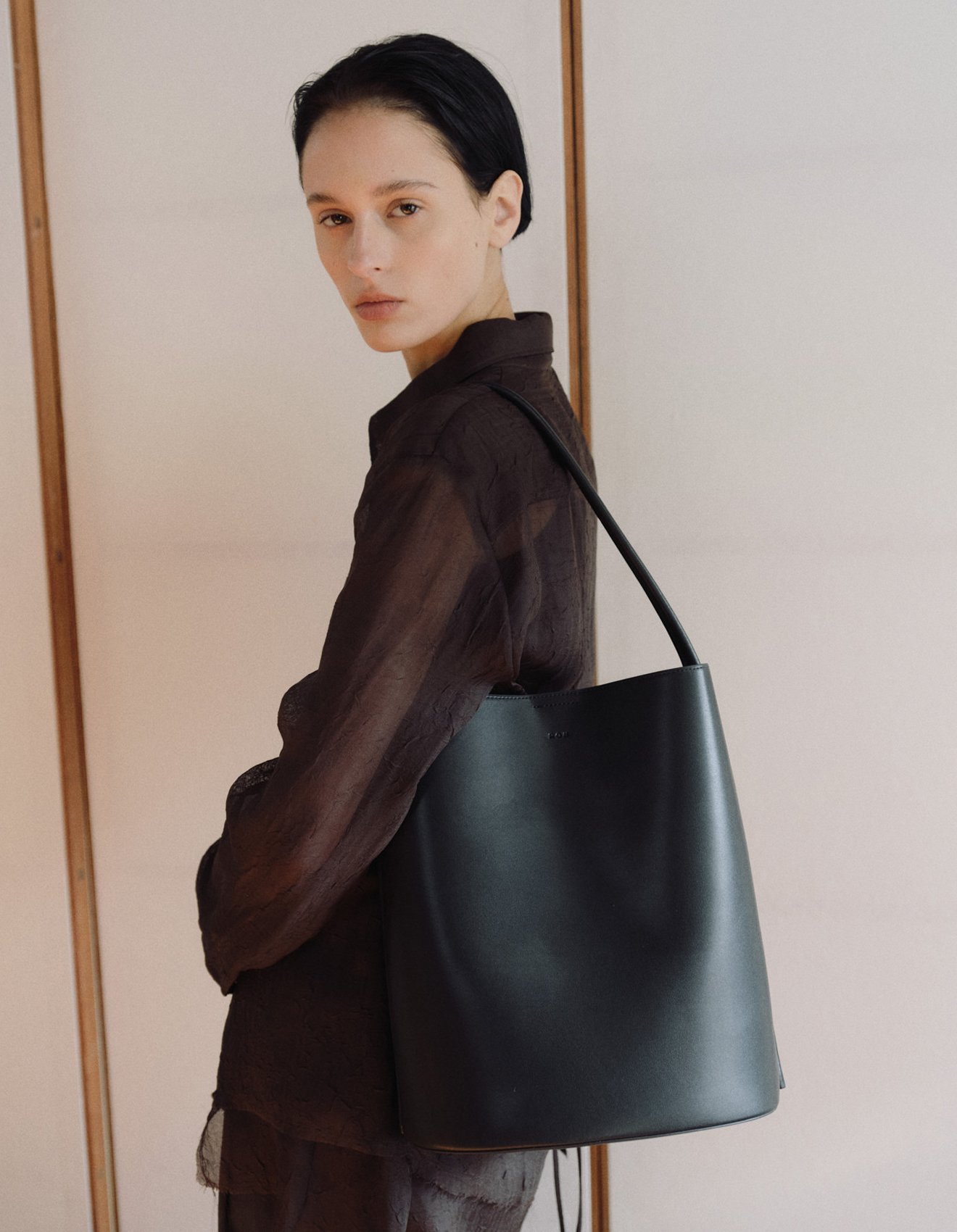 超美品 ROH.SEOUL ブラック レザーハンドバッグ ソウルのミニマリズムを体現する人気バッグブランド〈ROH SEOUL〉が