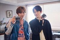 佐藤大樹&本郷奏多がフィルムカメラに挑戦！素顔満載のオフショット写真館…ドラマでは見られない2人の一面が！？『時光代理人』