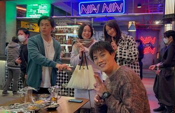 菜々緒＆鈴木伸之“にんにんポーズ”オフショット！『忍者に結婚は難しい』