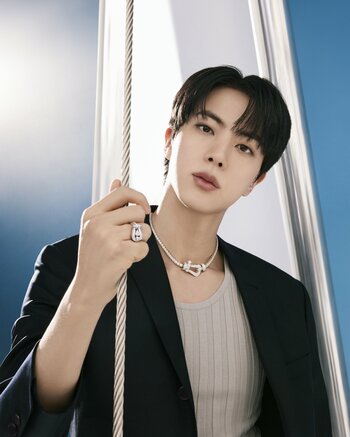 【FRED】BTS JINと共にフォース10で大胆に輝く