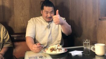 一ノ瀬ワタルが佐賀名物「シシリアンライス」のPRに一役！食リポに挑戦も大苦戦