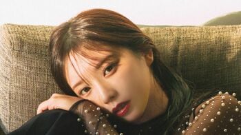 乃木坂46・与田祐希 大人っぽいベージュドレス×ナチュラルメイクで朝日を浴びた幻想的なショット公開！5年ぶり写真集『ヨーダ』