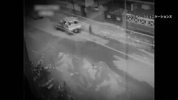 走行中の車をすり抜ける謎の黒い人影…世界の未確認ミステリー映像を紹介！