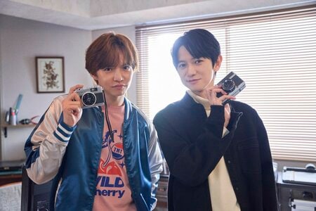 佐藤大樹&本郷奏多がフィルムカメラに挑戦！素顔満載のオフショット写真館…ドラマでは見られない2人の一面が！？『時光代理人』