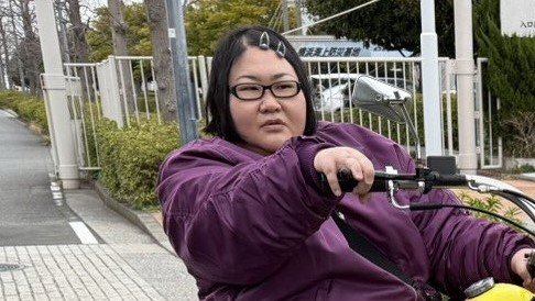 「片手？で…！！！」メイプル超合金・安藤なつ 紅白出場アイドルを軽々と肩に乗せた“戸愚呂兄弟”ショットを公開！「芸能界のりくりゅう」と話題に