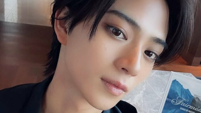 「隙がないカッコ良さ」岩瀬洋志 クールなメガネ姿で髪かき上げる仕草披露！22歳の誕生日を報告するとファンから「髪が崩れても美しい」と大熱狂