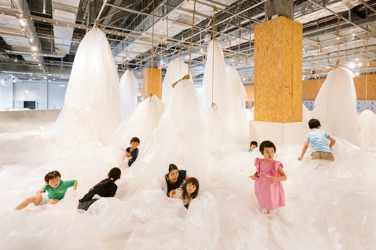 この夏、気泡緩衝材「プチプチ(R)」が、プレイパークの大型遊具として