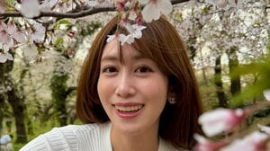 「スタイル抜群」中川安奈 ボディーライン際立つニット姿でお花見を満喫！春の柔らかな空気をまとい優しくほほ笑んだショットに称賛「桜の妖精！」「花よりいい女」