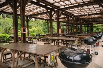 【愛知県岡崎市】大人数BBQの「雨天中止」「重い荷物」「後片付け」そのすべてが、いりません。最大220名の手ぶらBBQ。全天候型・屋根付きで団体受け入れを本格強化。