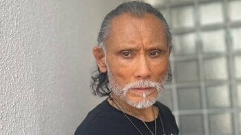 片岡鶴太郎 71歳とは思えぬ引き締まったデニムスタイルを披露！派手なTシャツを着こなす姿に「静かなラスボス感」「決まってらっしゃる！」