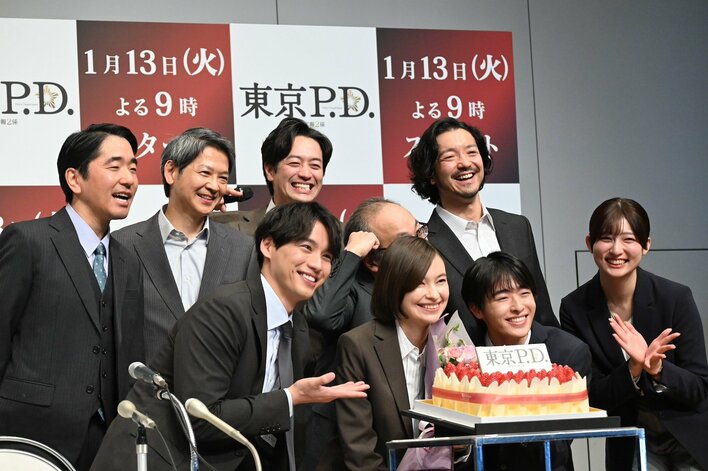 【写真】制作発表に登場した福士蒼汰、吉川愛、緒形直人らの写真を見る