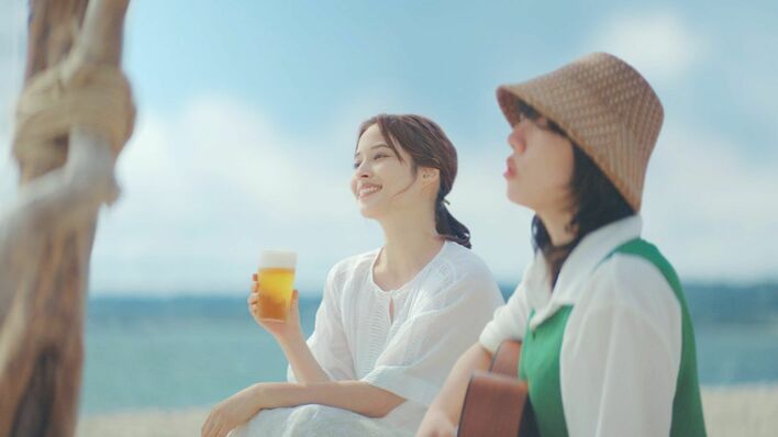 広瀬アリス＆あいみょん1年ぶりにCM共演「裸の⼼」アコースティックver弾き語り