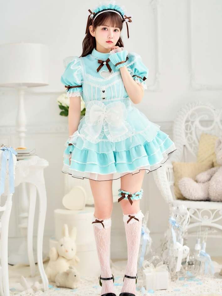 破壊力ありすぎ」佐藤ノア“絶対領域”あらわなミニスカメイド風ショット